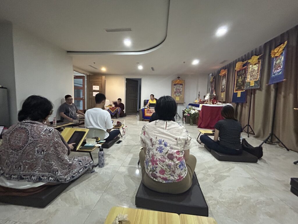 堂内でお勤めをする方々