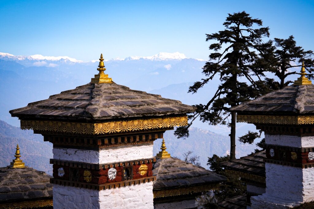 ドチュラ峠の百八基の仏塔とヒマラヤの山なみ