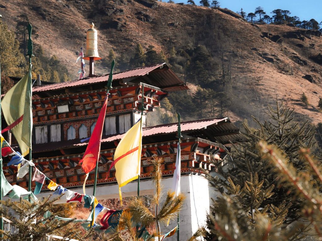 祈りの旗に囲まれた山の寺