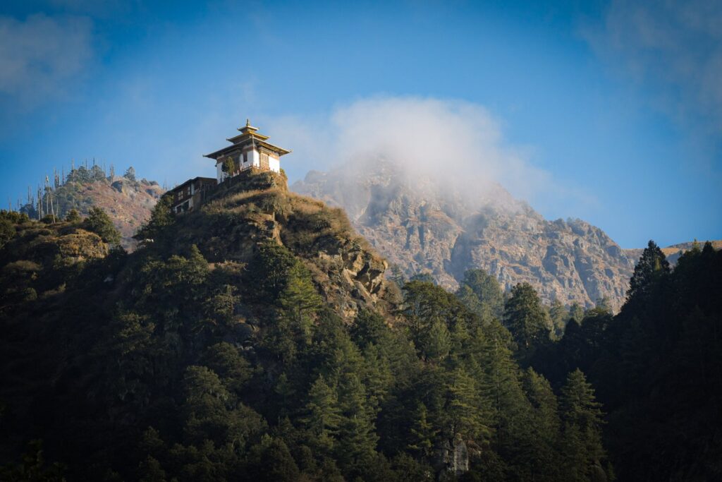 山の頂に建つ寺院